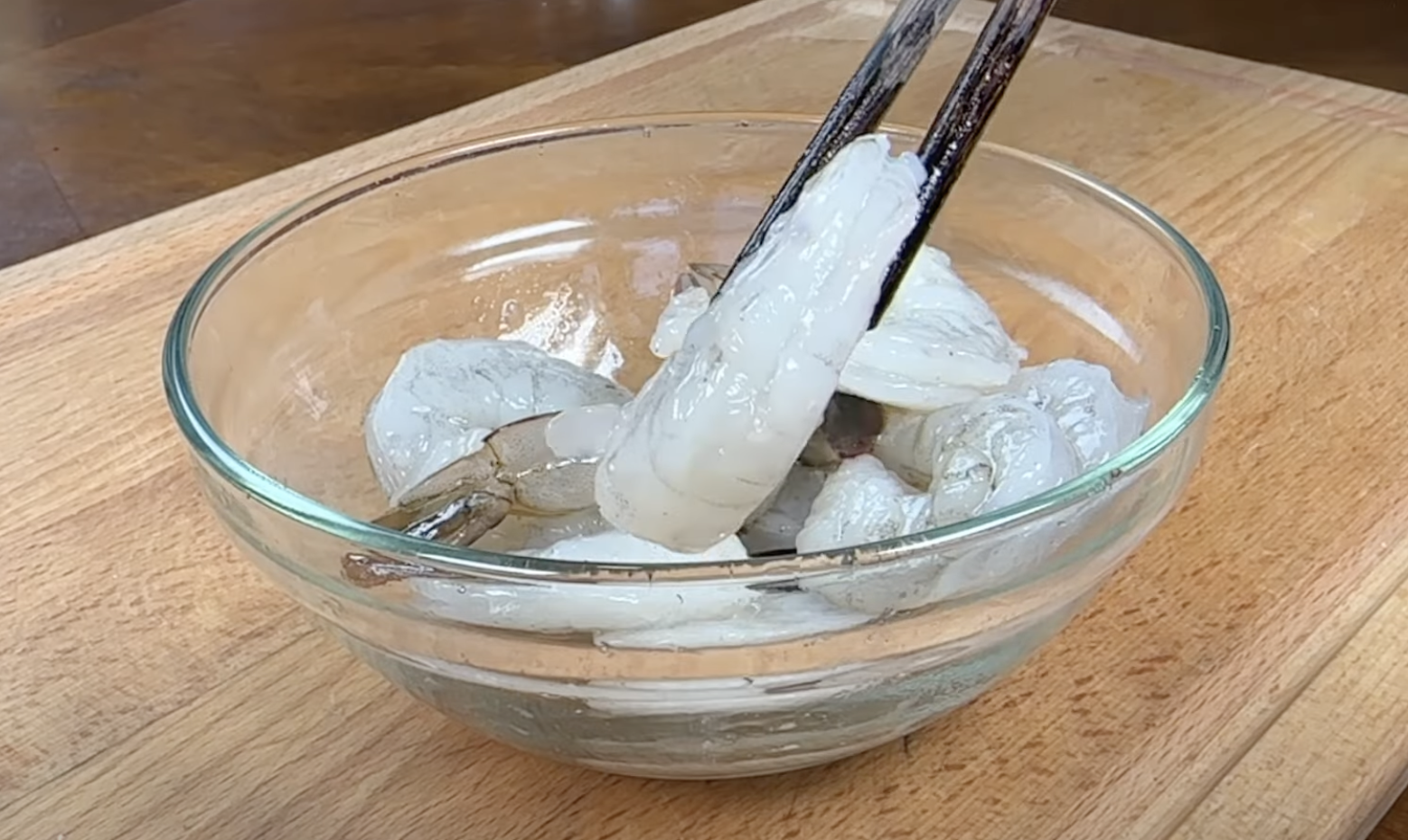 Image of Descasque os camarões e mistura com um pouco de sal...