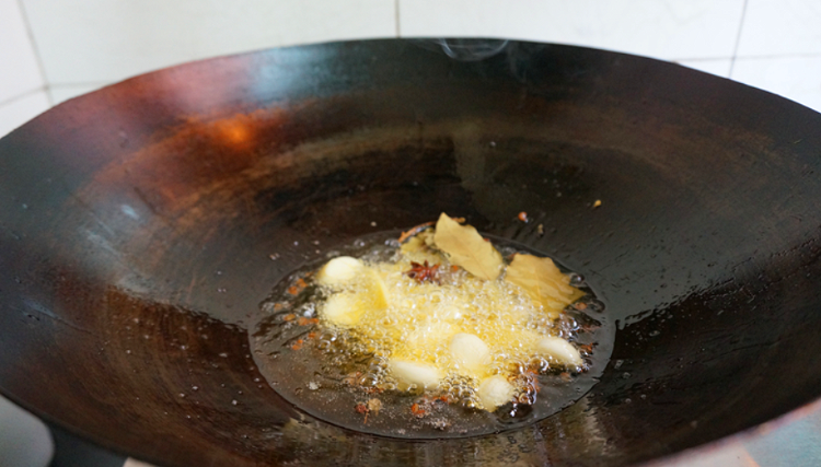 Image of Acrescentar o alho, gengibre, pasta de feijão e condimento base...