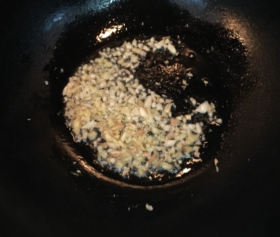 Image of Quando o óleo estiver quente, adicionar o gengibre e o...