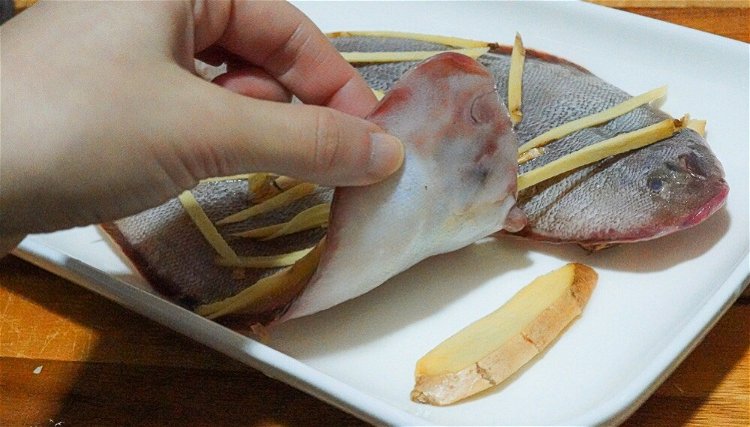Image of Sob o peixe, você pode coser algumas fatias de gengibre....
