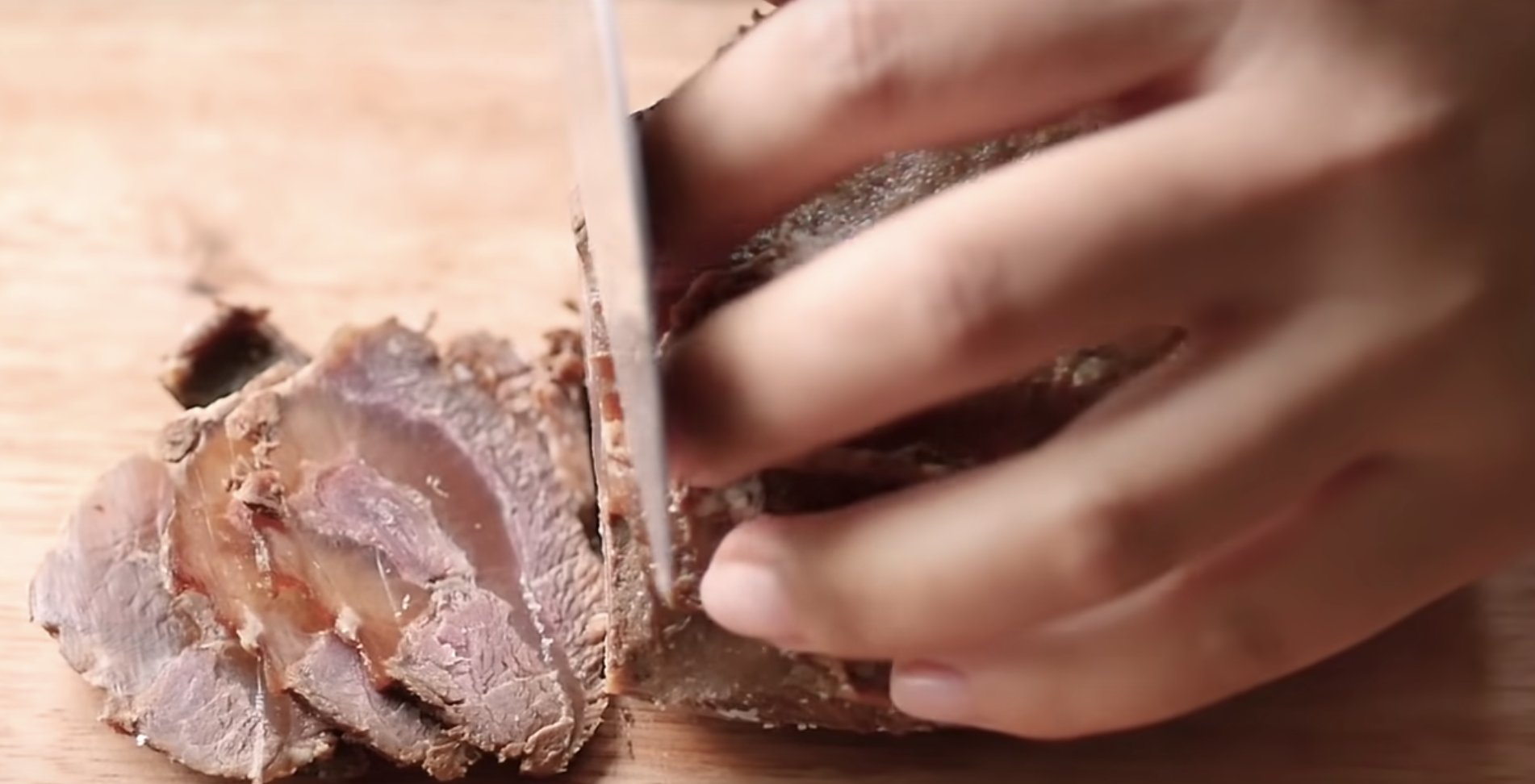 Image of Carne cortada em fatias finas com uma faca