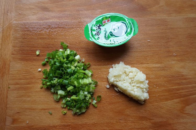 Image of corte Alho e cebolinha e prepara caldo de sopa