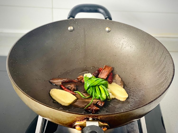 Image of Panela quente com óleo, colocar cebola gengibre, anis, cassia