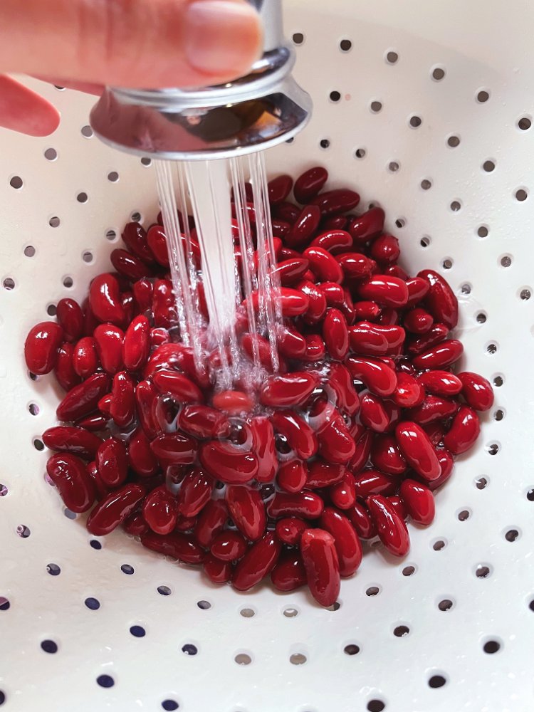 Image of Meanwhile, rinse and drain your kidney beans. Pour tomatoes and...
