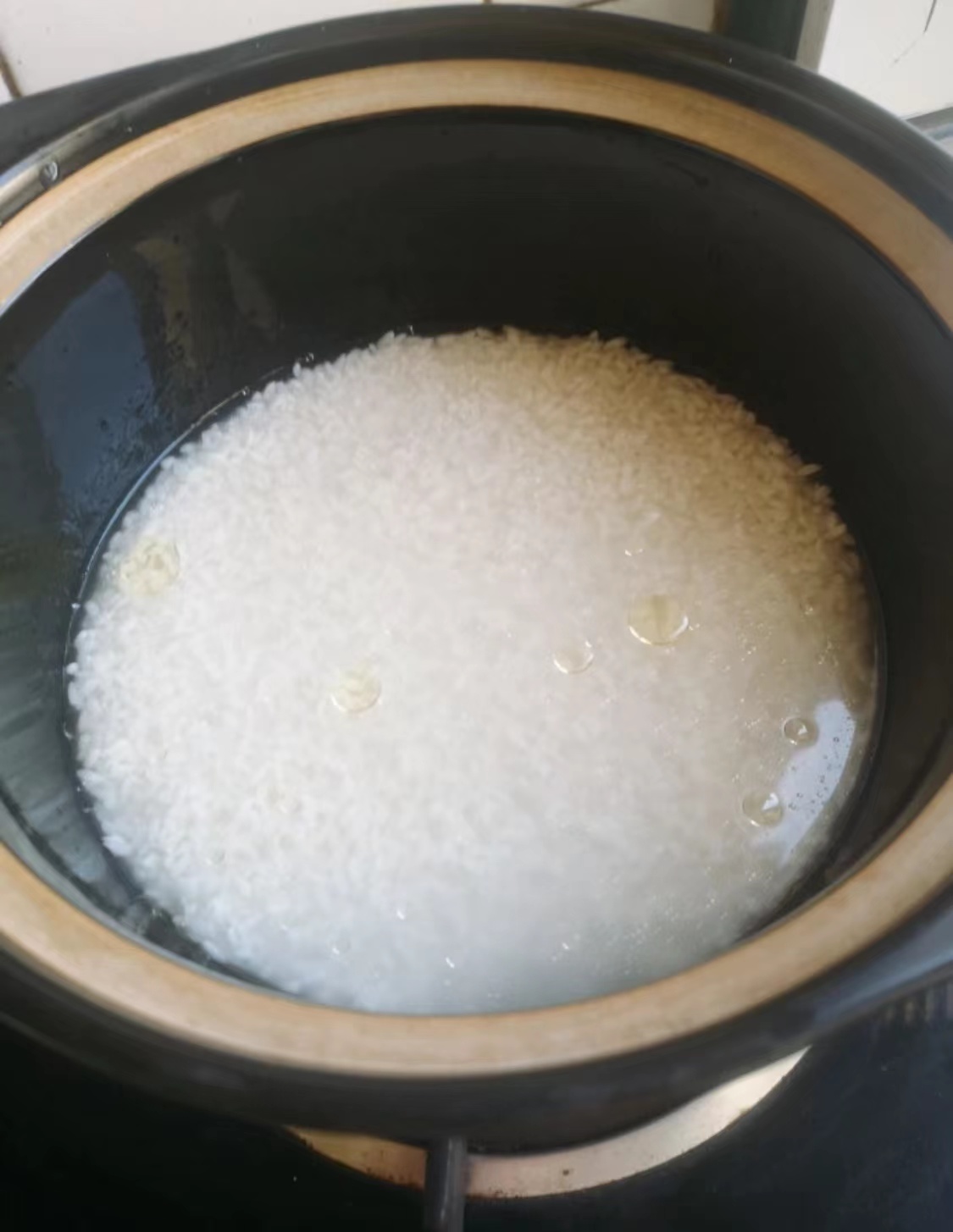 Image of Coloque o arroz numa caçarola, adicione uma tigela de água,...