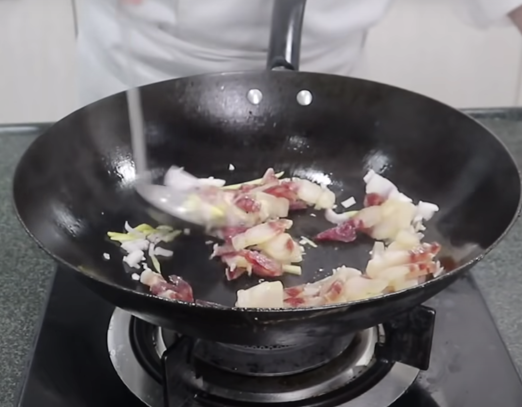 Image of Aqueça o wok , despeje o óleo vegetal, frite a...