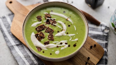 Image of Wärmende grüne Suppe mit Tahni-Joghurt und Kräckern