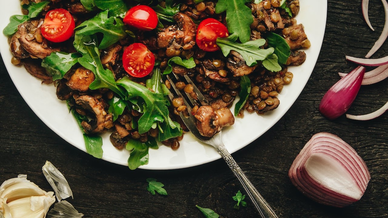 Image of Lentils with mushrooms and rocket salad