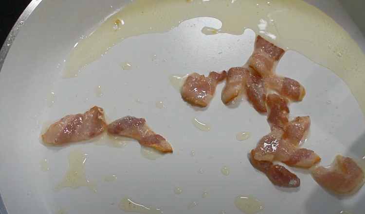Image of Cortar o bacon em fatias pequenas e colocar na frigideira.