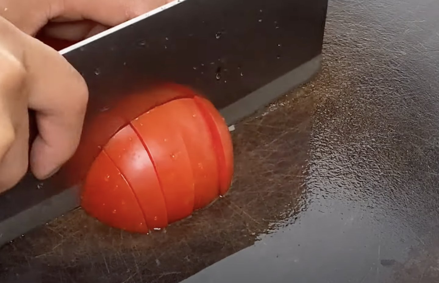 Image of Cortar os dois tomates em pedaços pequenos。