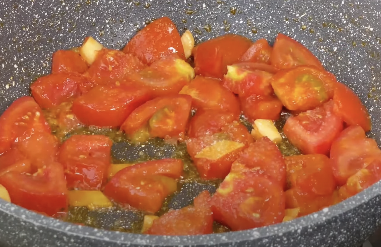 Image of Adiciona o tomate, mexer durante 2 minutos acrescenta meia colher...