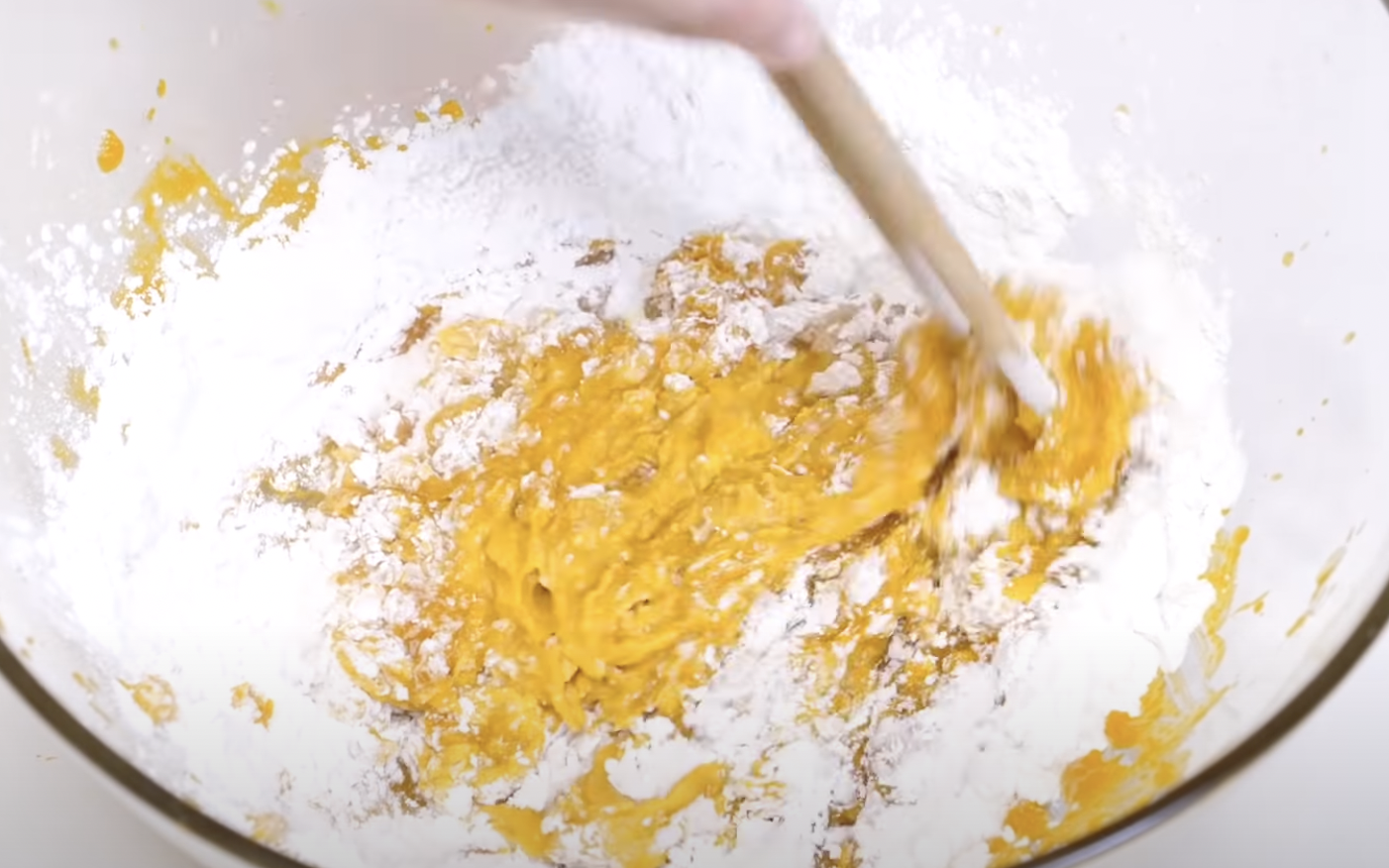 Image of Preparar a abóbora em forma de puré, adicionar o açúcar...