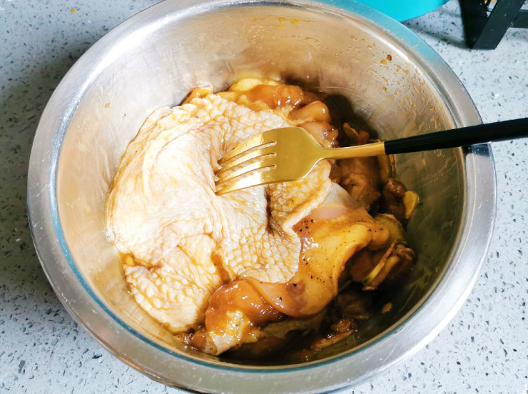 Image of Verter metade do molho nas coxas do frango, forçar alguns...