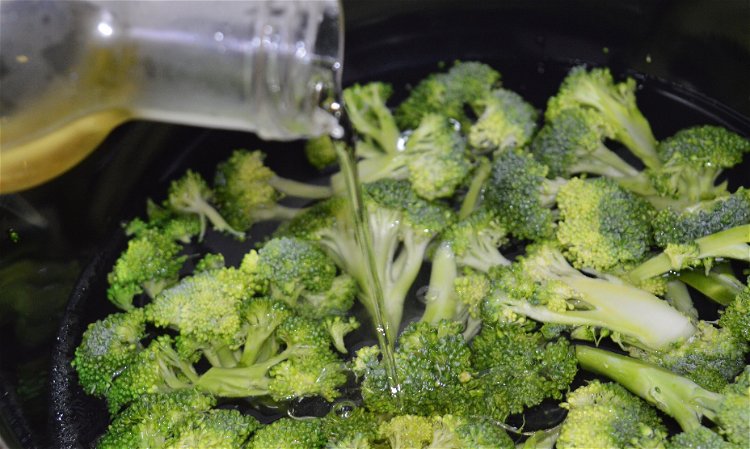 Image of Preparar um pote de água, adicionar os brócolos picados, adicionar...
