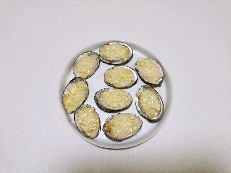 Image of Devolva a carne de abalone à casca de abalone escovada