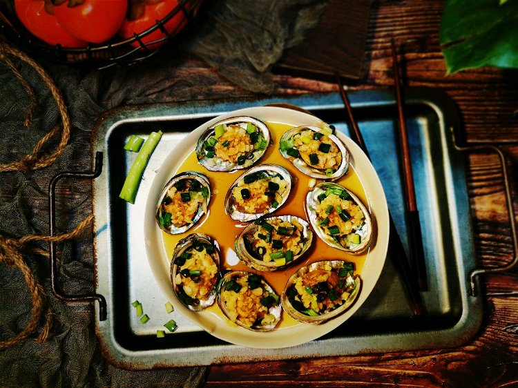 Image of Despeje o óleo quente sobre o abalone