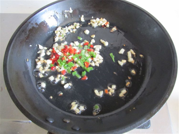 Image of Em seguida, adicione os grãos de pimenta verde e vermelha...
