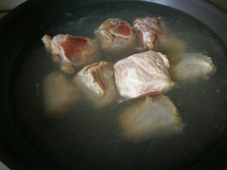 Image of Ferva uma panela de água fervente e branqueie o pernil...