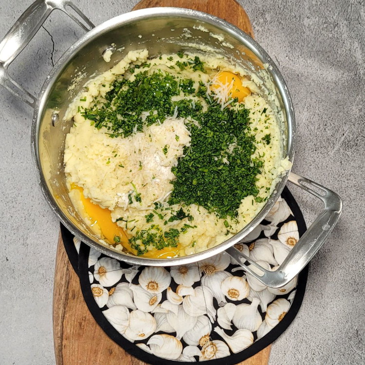 Image of Ausser der Bratbutter mischst du alle Zutaten zu einem geschmeidigen Teig. Die Milch brauchst du um der Kartoffelmasse die richtige Konsistenz zu geben. Du solltest gut kleine Küchlein formen können. Ist der Teig zu weich, gib noch etwas Mehl hinein.