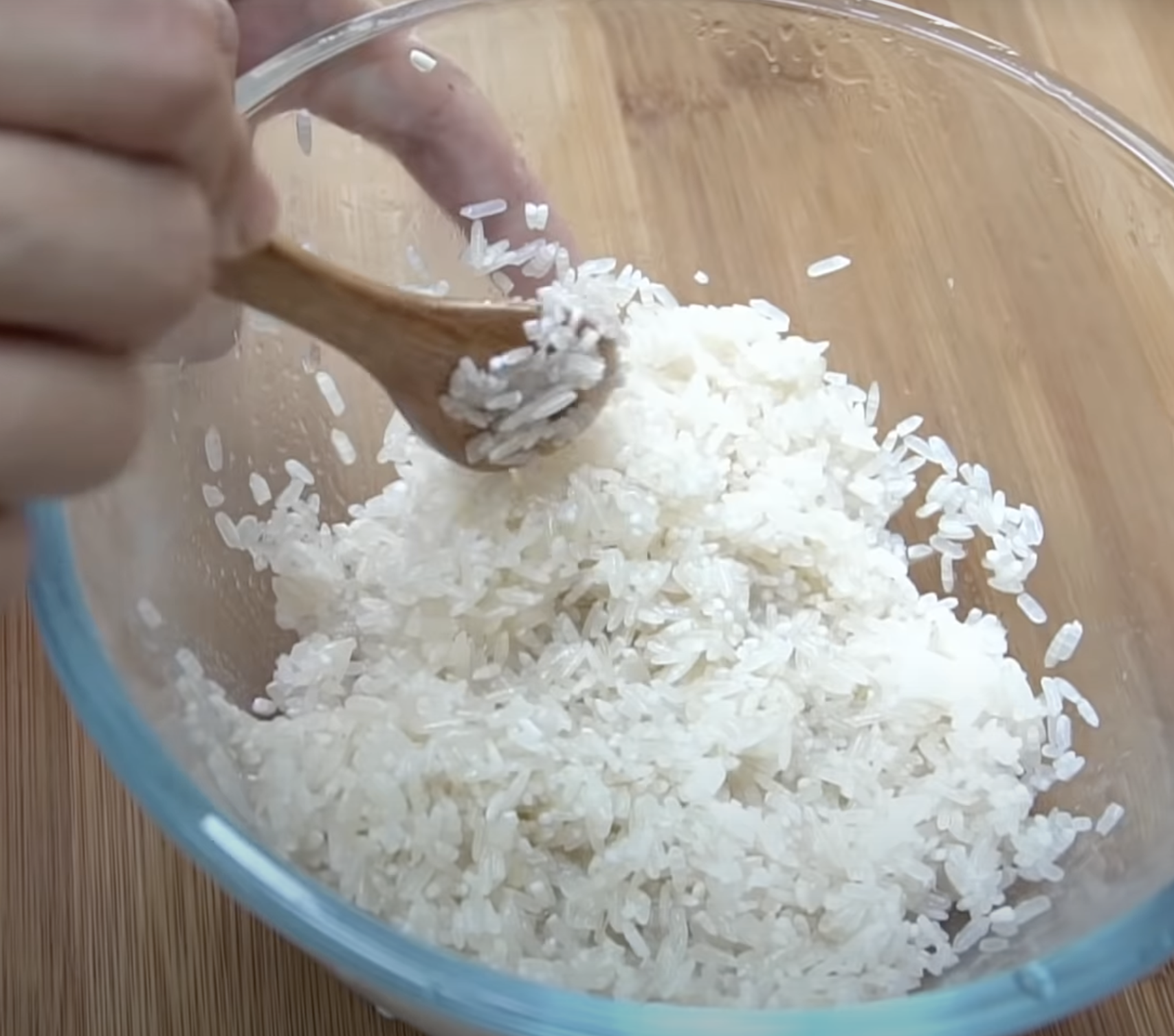Image of Lave o arroz, adicione um pouco de óleo e sal,...