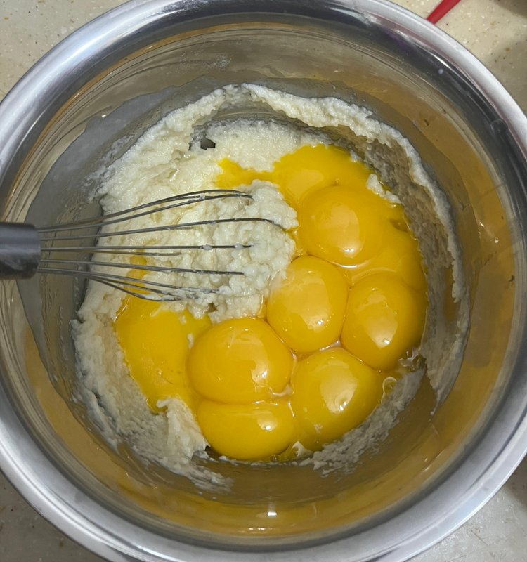 Image of Separe as claras de ovo e as gemas, coloque as...