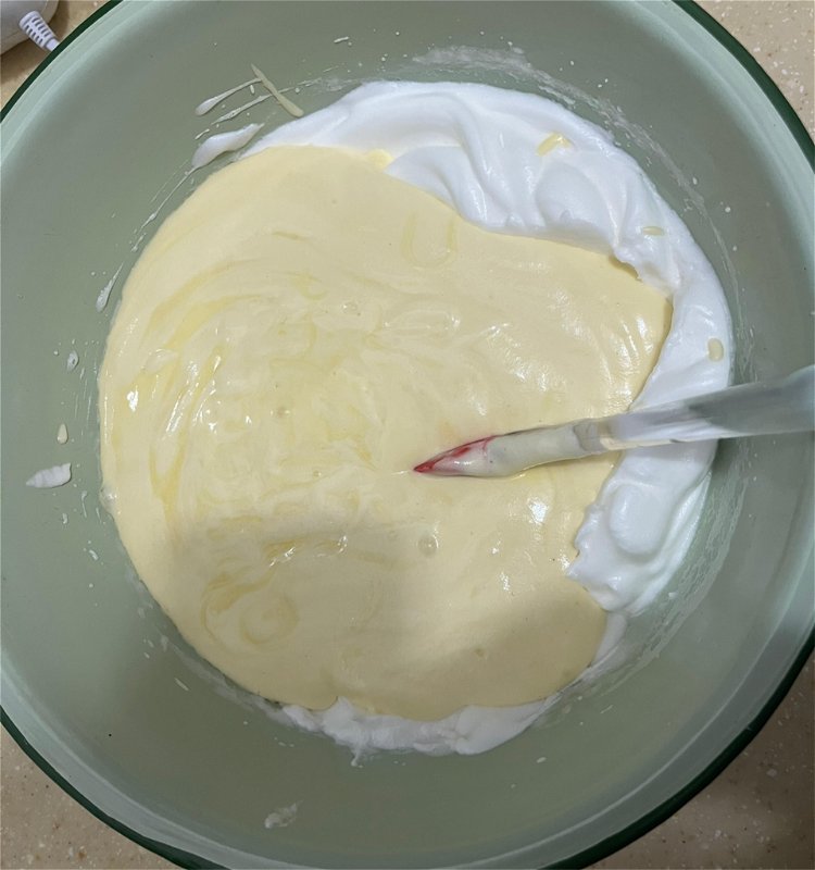 Image of Deite toda a pasta de gema de ovo mexida nas...