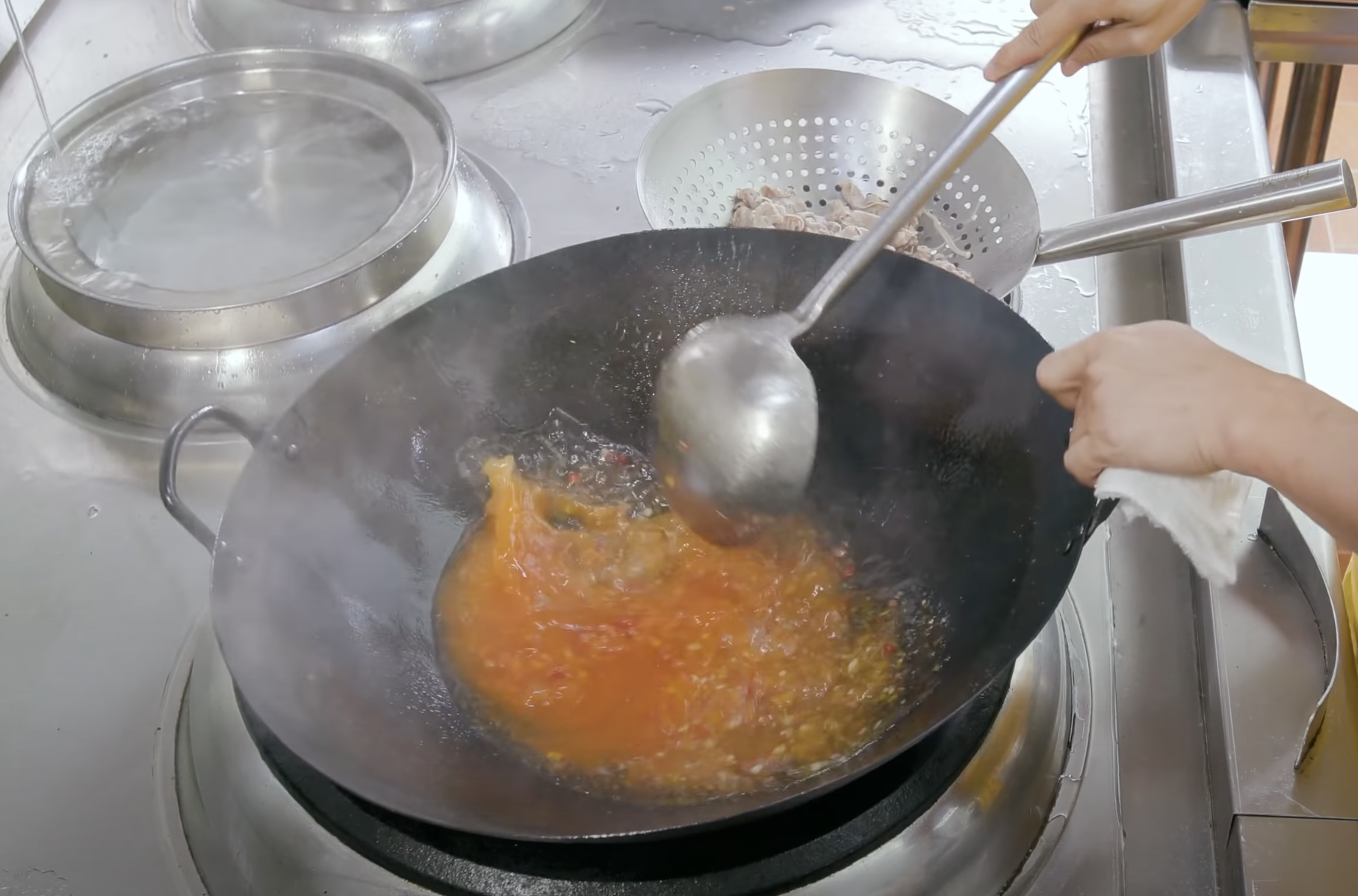 Image of Aqueça o óleo no wok, adicione o gengibre e o...