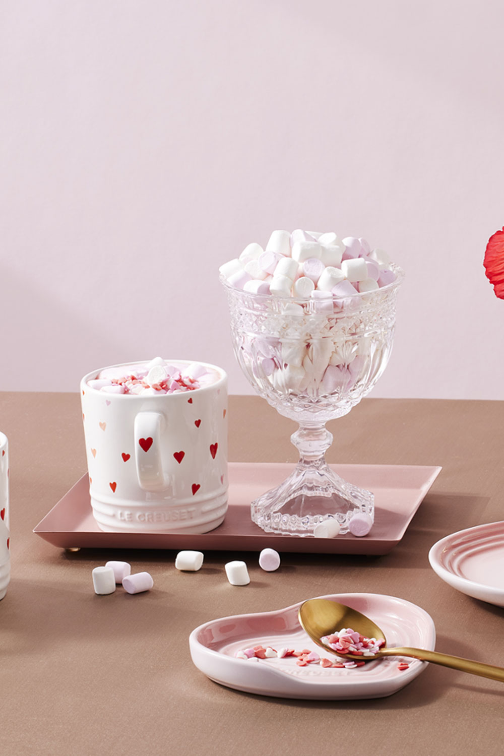 Bevanda calda al cioccolato rosa (cioccolato rosa in tazza)