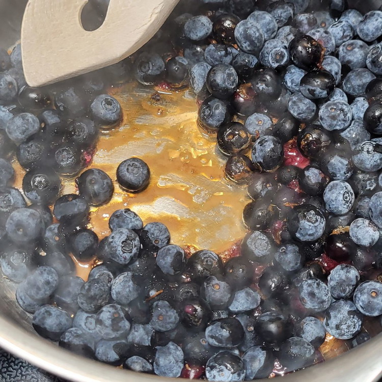 Image of Im Topf 2 EL braunen Zucker mit den Früchten zu Kompott kochen. Auskühlen lassen