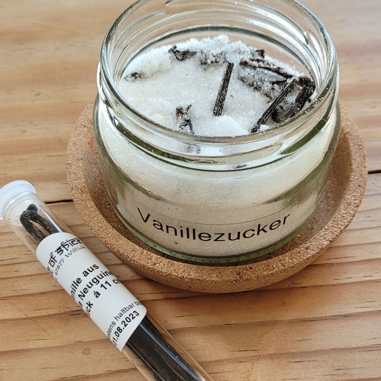 Image of 75 g Butter mit 90 g Zucker dem Vanillezucker und der Limettenschale schaumig schlagen