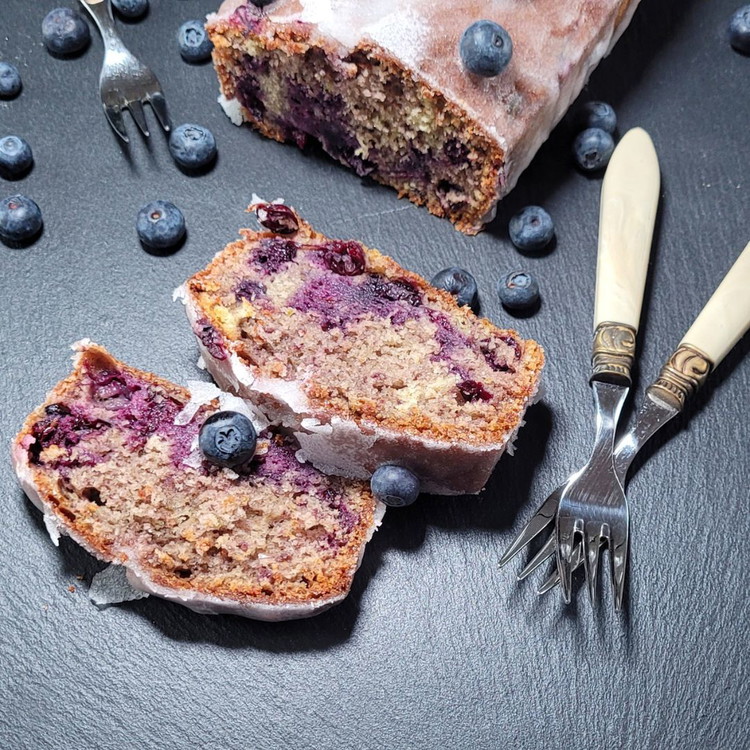 Image of Nach dem Auskühlen kannst du den einfachen Früchtecake nach belieben dekorieren. 