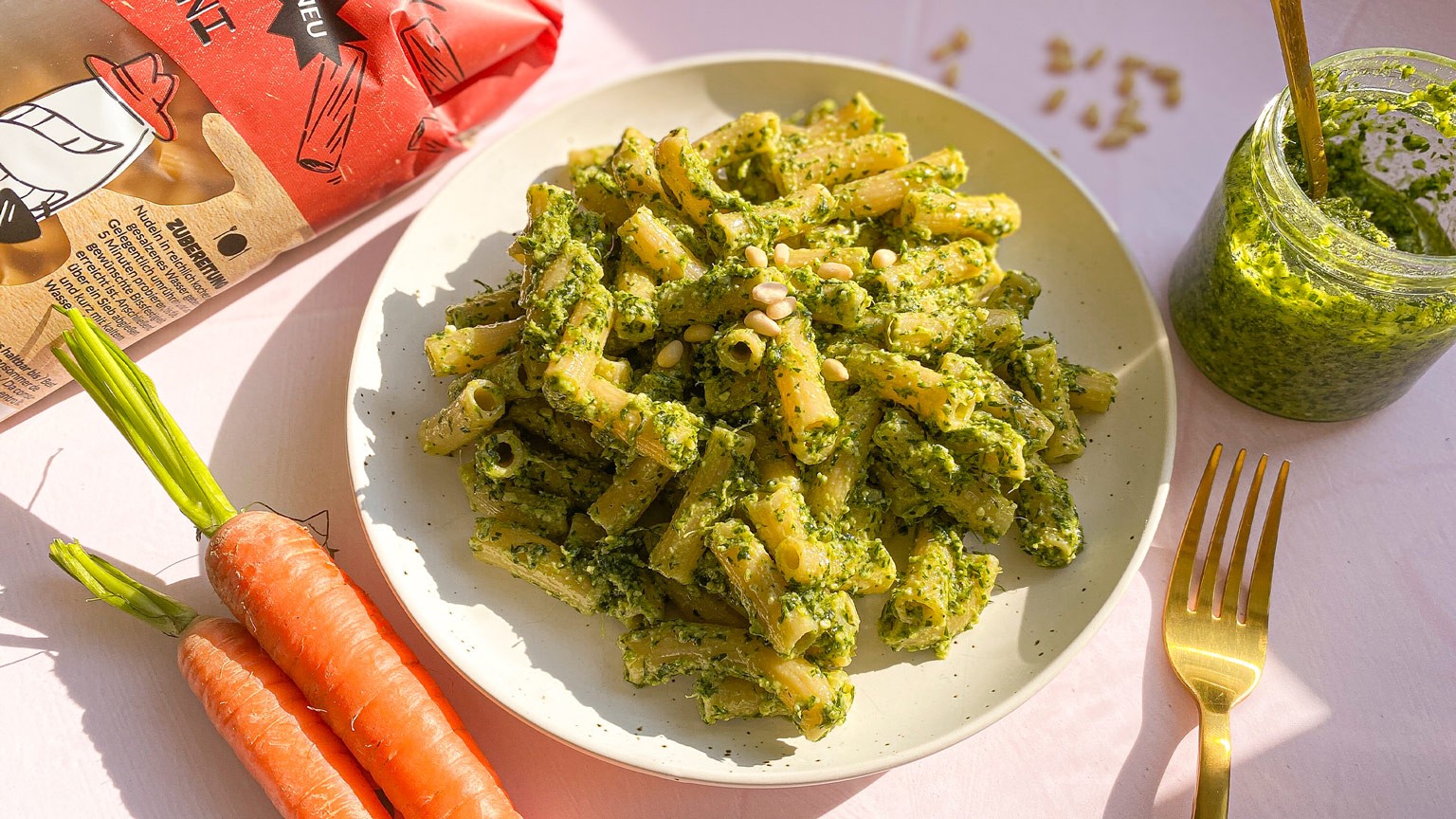 Image of Karottengrün-Pesto mit Rigatoni