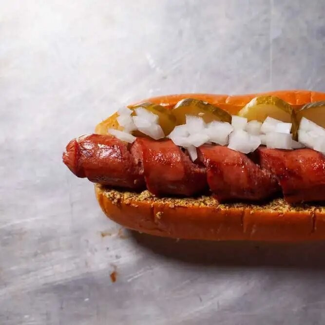 https://images.getrecipekit.com/20230215133802-classic-hot-dog-recipe.jpg?aspect_ratio=1:1&quality=90&