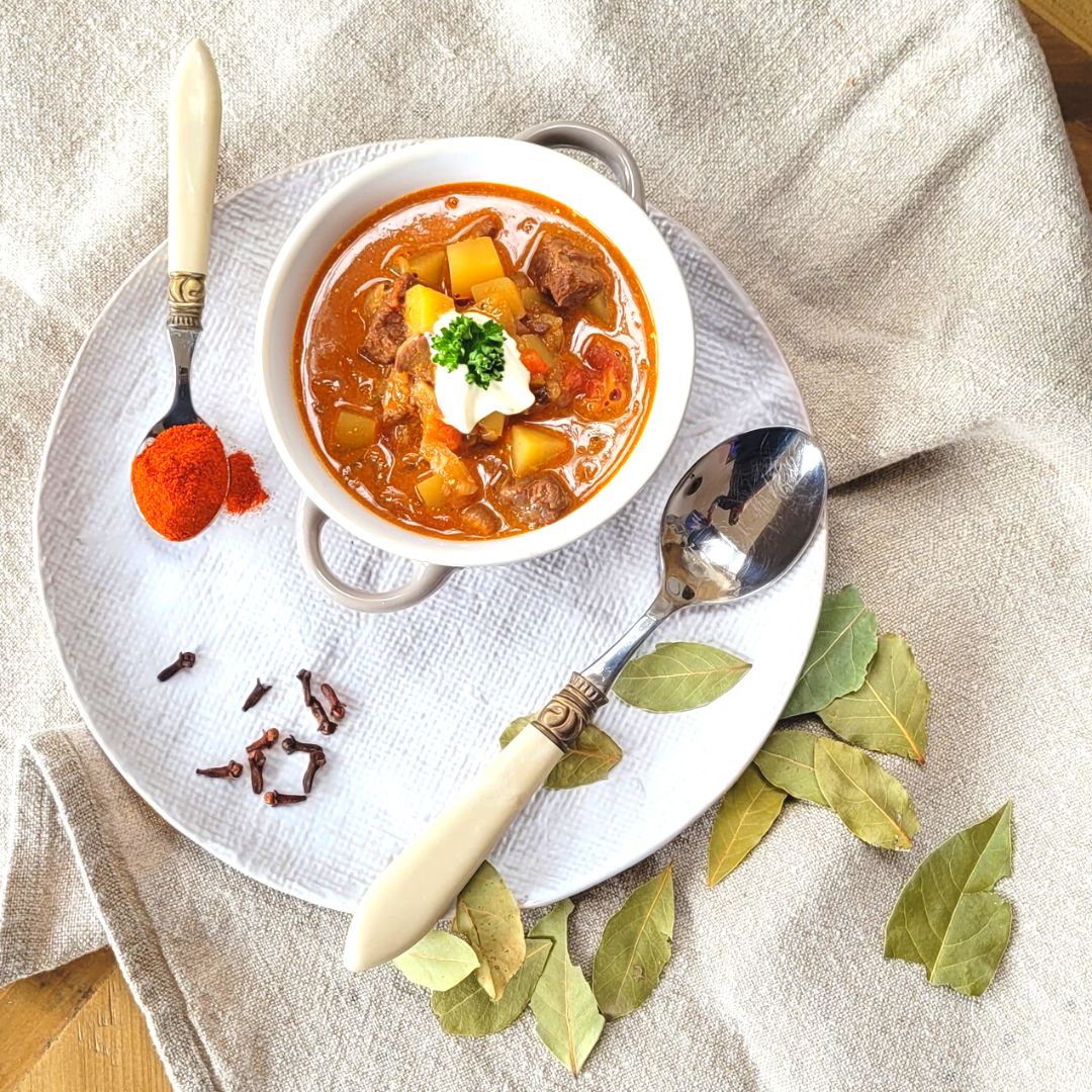 Herzhafte Gulaschsuppe mit Paprika & Pfeffer Cuvée, würzig & sättigend