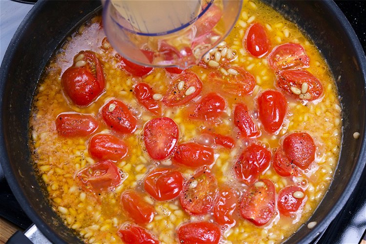 Image of Nach einigen Minuten 150ml Pastawasser abschöpfen und die Tomaten damit...