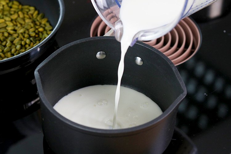 Image of Die Milch handwarm erhitzen.