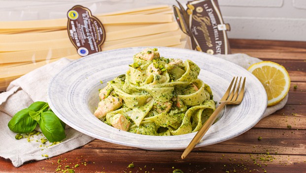 Image of Lachs Pappardelle mit selbstgemachten Basilikum-Pistazien-Pesto