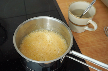 Image of Kräutertee, Manuka-Honig, Zucker und Zitronensaft in einen kleinen, aber etwas...
