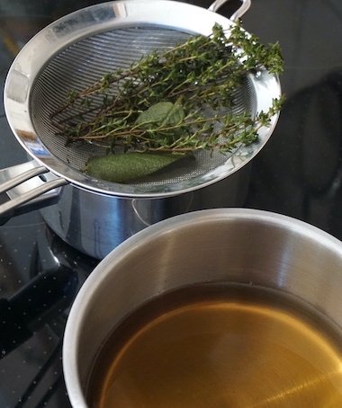 Image of Tee durch ein Sieb abseihen und 60 ml davon zur...