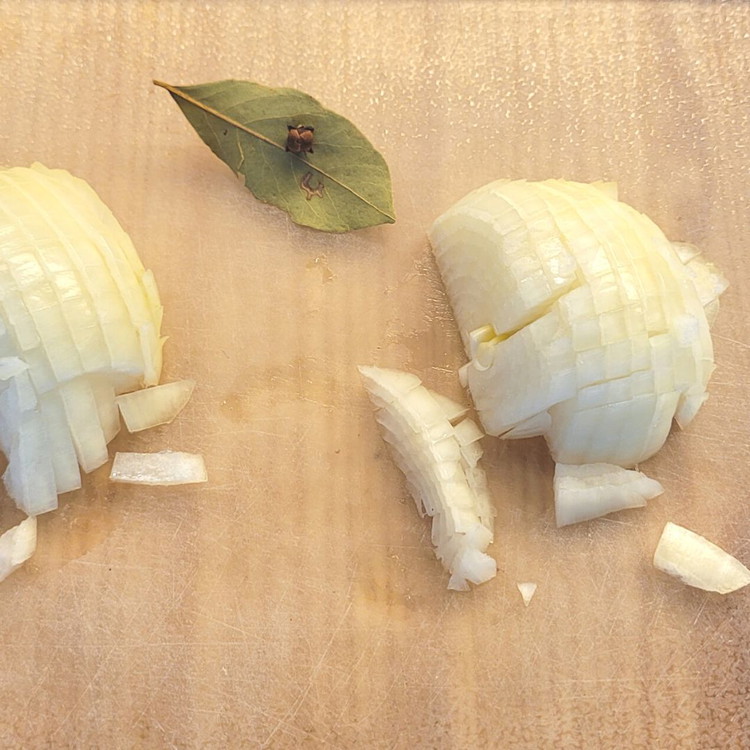 Image of Bestecke ein Lorbeerblatt mit Nelken so musst du die Nelke nicht mühsam aus dem Reis klauben