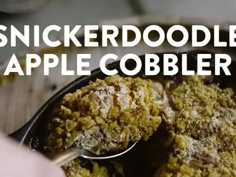 https://images.getrecipekit.com/20230219153628-snickerdoodle-apple-cobbler-recipe.jpg?aspect_ratio=4:3&quality=90&