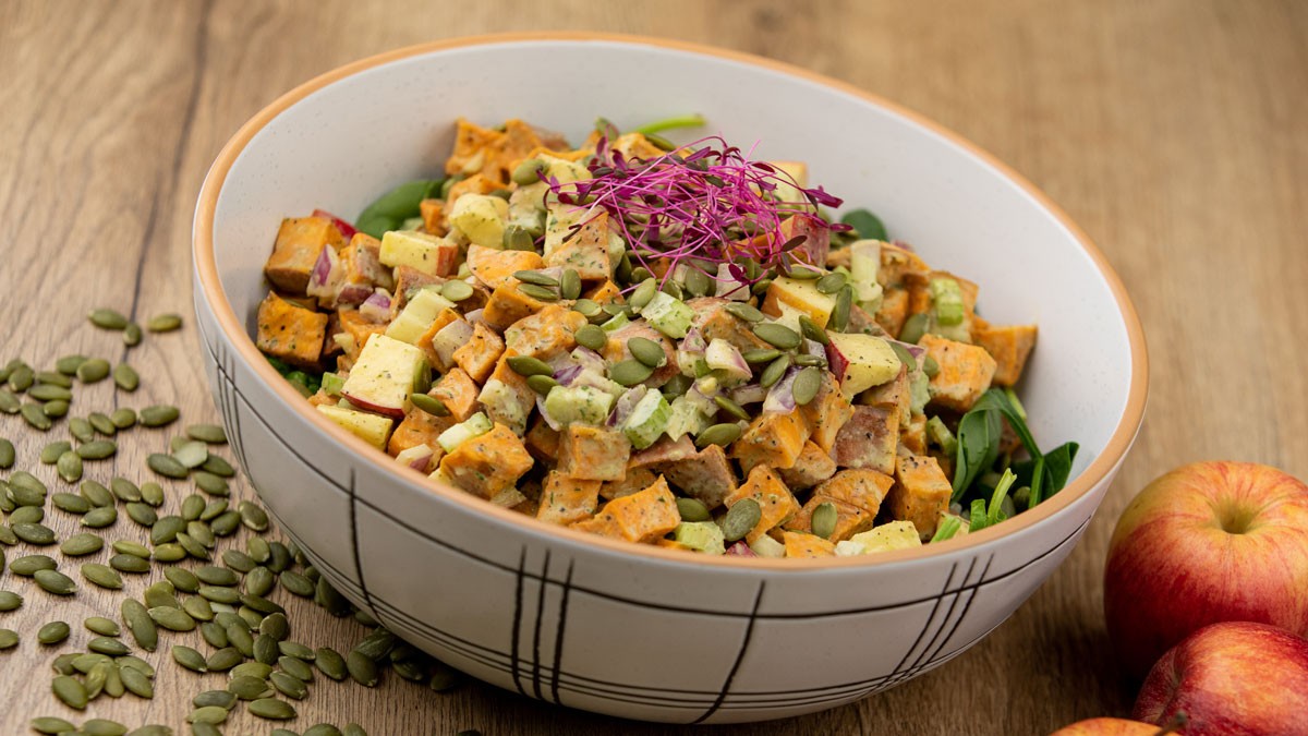 Image of Salade de patates douces et pommes fraîches avec vinaigrette à l’aneth