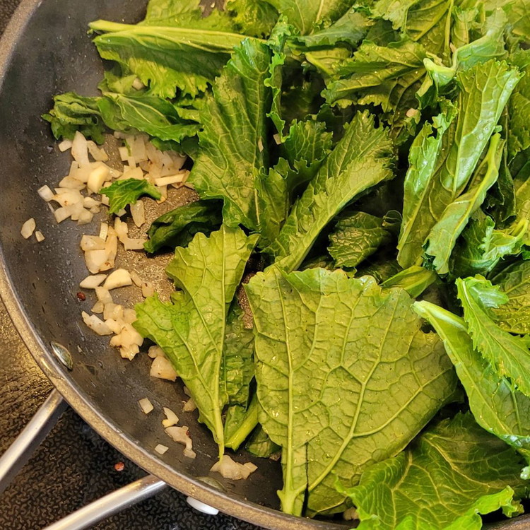 Image of Den geputzten Cima di Rapa hingeben und mit andämpfen.
