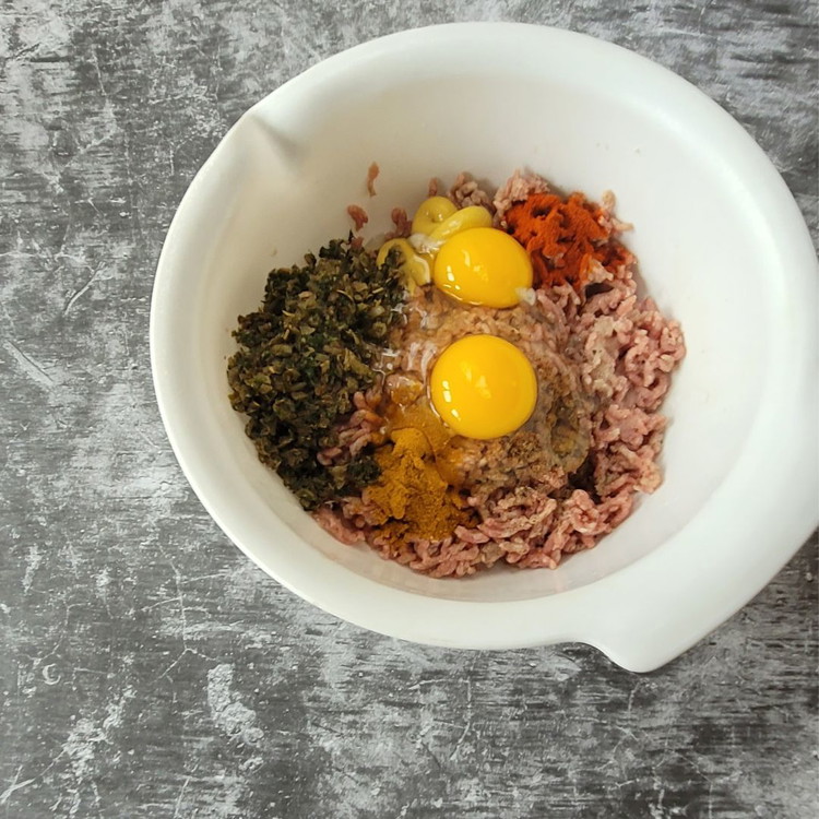 Image of Zusammen mit den beiden Eiern und den angeschwitzten Kräutern, Gewürzen und dem Paniermehl gut von Hand verkneten.