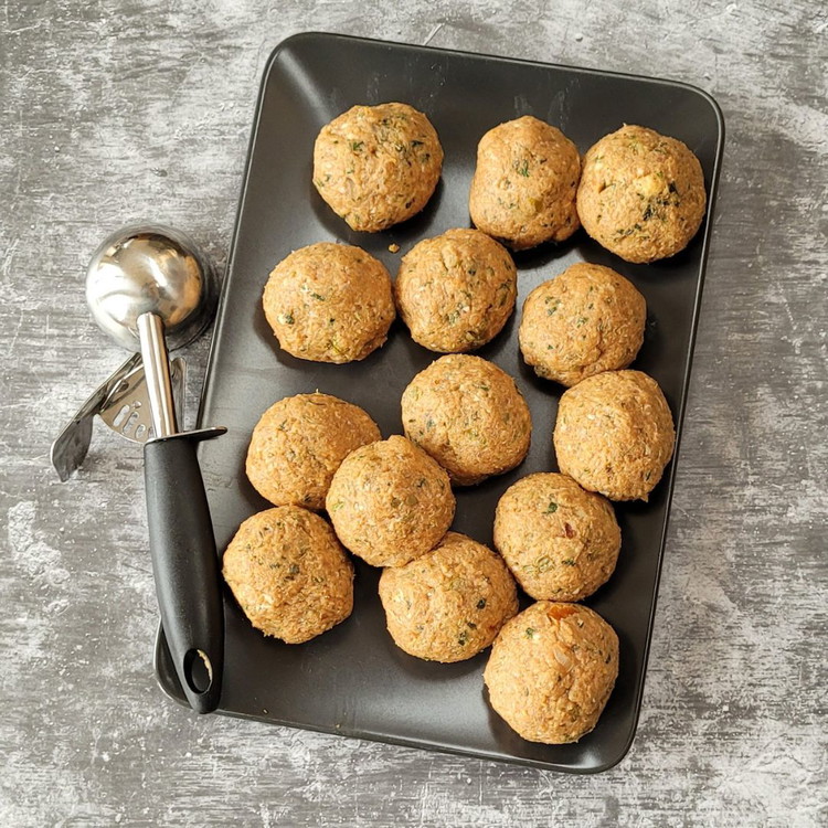 Image of Mit einem Eisportionierer gleich grosse Kugeln abstechen. Mit feuchten Händen zu gleichmässigen Kugeln formen