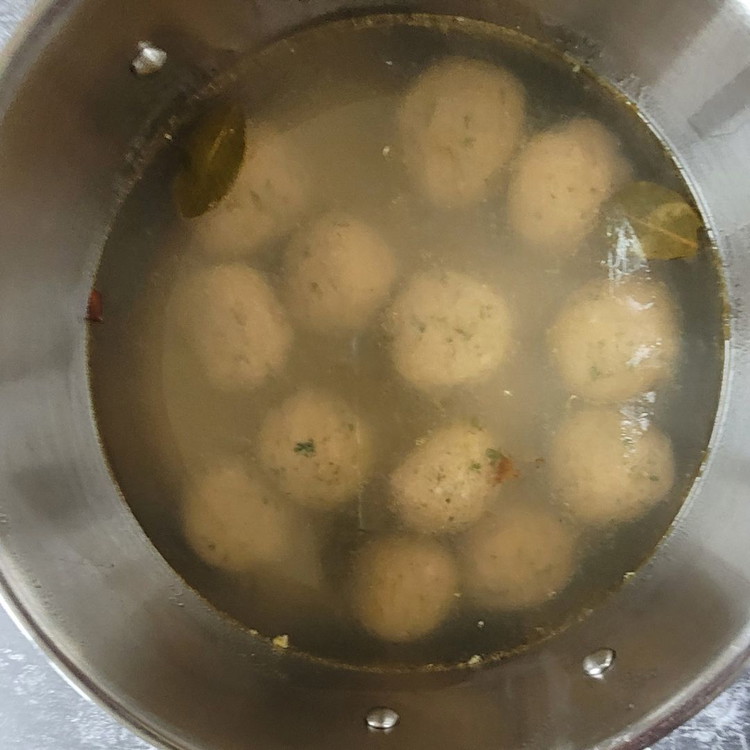 Image of Im gewürzten Salzwasser 15 Minuten ziehen lassen. Nicht kochen!