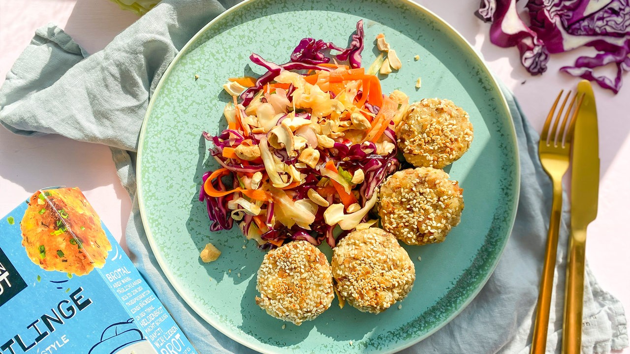 Image of Asiatischer Krautsalat mit Sesam-Brotlingen