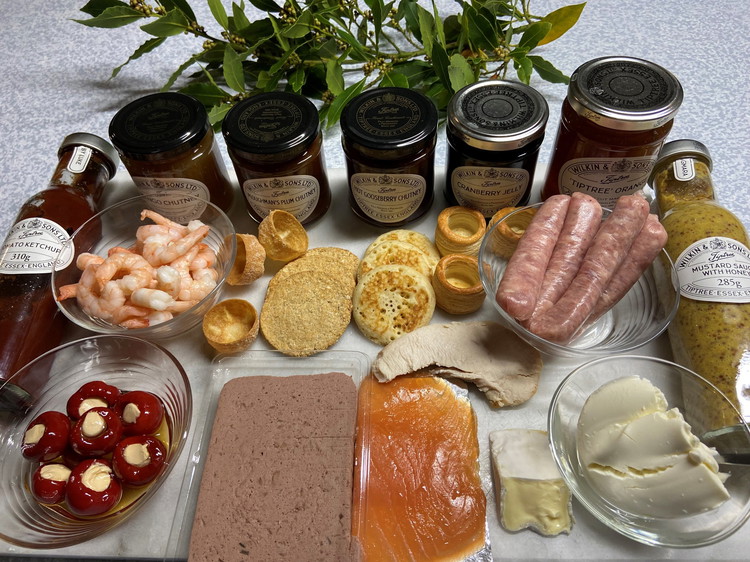 Image of Mincemeat – spoon Mincemeat into vol au vent, put in hot oven for 3-4 minutes to heat but not overcook, dust with fresh orange zest serve with cream
