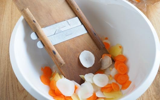 Image of Topinambur, Möhren und Kartoffeln waschen, schälen, und mit einem Gurkenhobel...
