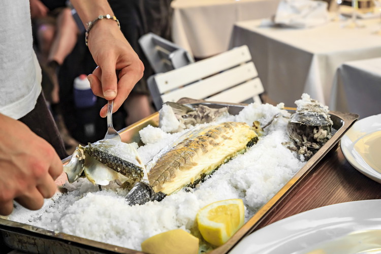 Image of Casser la coûte de sel et retire la peau du poisson. 